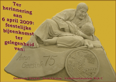 716505 Herinneringskaart bij de kleine tentoonstelling ‘Anton Geesink 75 jaar’, met een zandsculptuur van de ‘gouden ...